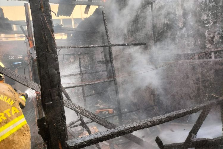Sebuah bangunan rumah tinggal terbakar diduga akibat korsleting listrik di Jalan Kenari II, Senen, Jakarta Pusat, Selasa (16/8/2022).