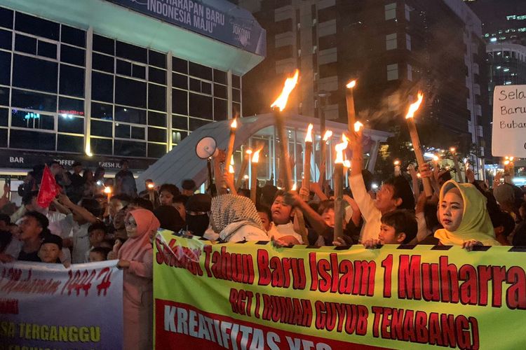 Sejumlah warga Tanah Abang menggelar aksi pawai obor di area Citayam Fashion Week atau Jalan Tanjung Karang, Tanah Abang, Jakarta Pusat, Jumat (29/7/2022).