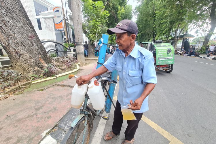 Cerita Natsir dan Nek Puput, Lansia Bertahan Hidup dari Sebotol Nira dan Warung Makan Anak