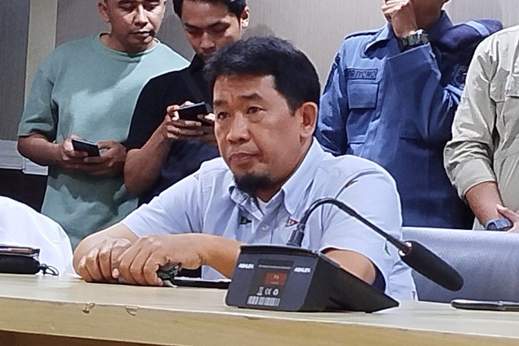 Perwakilan KMP Tunu Pratama Jaya meminta maaf di depan awak media di Pelabuhan Ketapang Banyuwangi. 