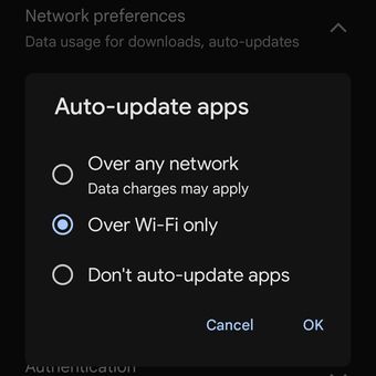Google Play Store dapat diatur agar hanya melakukan update aplikasi saat perangkat terhubung ke Wi-Fi