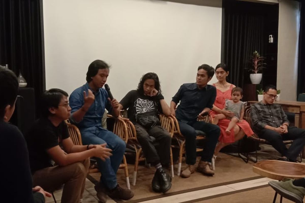 Produser, sutradara, dan pemain menghadiri pemutaran khusus film Tak Ada Yang Gila di Kota Ini di bioskop alternatif Kinosaurus, Kemang Raya, Jakarta Selatan, Jumat (27/9/2019).