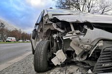 Pecah Ban, Minibus Rombongan Pengantar Jemaah Haji Asal Demak Terguling di Tol Semarang-Solo