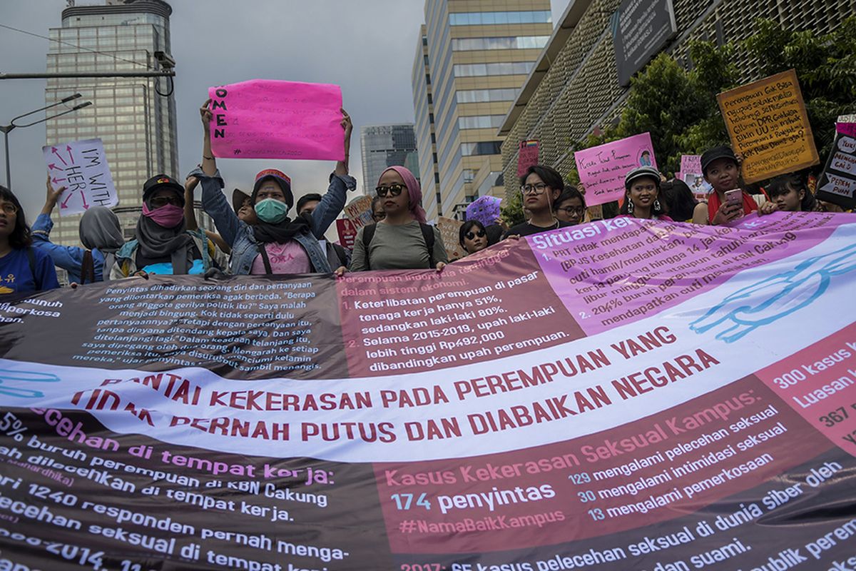 Peserta aksi mengikuti acara peringatan Hari Perempuan Sedunia di Jalan M.H Thamrin, Jakarta, Minggu (8/3/2020). Dalam aksi tersebut mereka menuntut pentingnya perubahan sistemik untuk menghapuskan kekerasan terhadap perempuan.