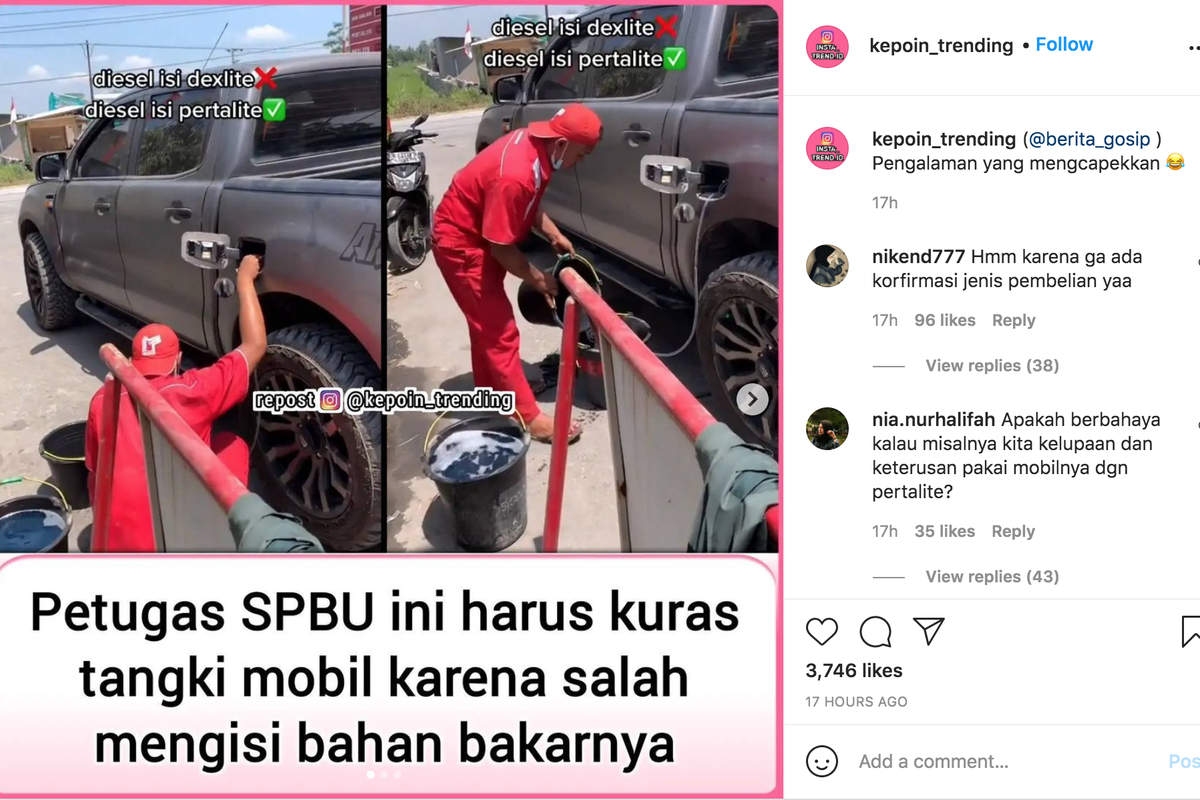 Petugas SPBU sedang menguras tangki mobil karena salah mengisi bahan bahar 