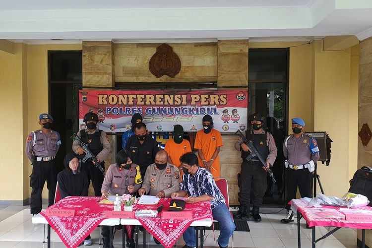 Kapolsek Semin AKP Arif Heriyanto (Seragam Polisi di tengah) di Mapolres Gunungkidul Selasa (19/4/2022)