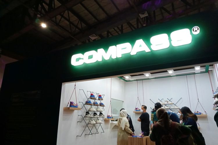 Koleksi sepatu Compass/347 dan booth unik dengan replika tempat tidur Nyi Roro Kidul di acara Urban Sneaker Society (USS) 2021, di JCC Senayan.