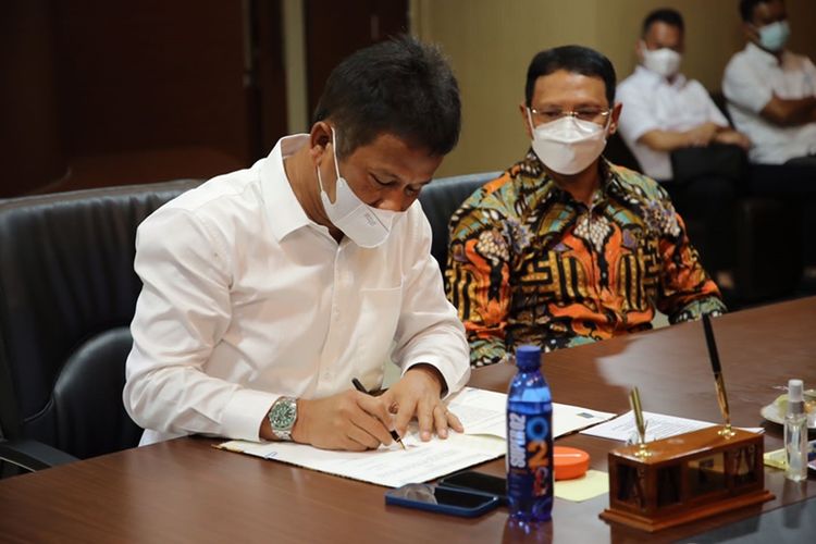 Kepala BP Batam Muhammad Rudi menandatangani nota kesepahaman kerja sama dengan PT Toba Bara Energi 