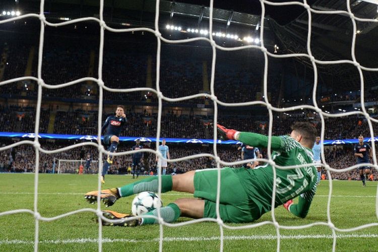 Kiper Manchester City, Ederson Moraes, menepis penalti striker Napoli, Dries Mertens, dalam laga Grup F Liga Champions di Stadion Etihad, Manchester, Inggris, pada 17 Oktober 2017.