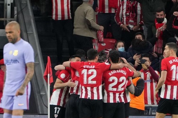 Pemain Athletic Bilbao berselebrasi setelah mencetak gol pada laga 16 besar Copa delRey antara  Athletic Bilbao vs Barcelona di Stadion San Mames, Bilbao, pada Kamis (20/1/2022). 