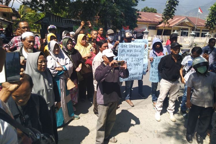 Puluhan warga penyintas mendatangi kantor Dinas Sosial Kota Palu, Kamis (19/9/2019). Mereka protes tidak menerima jadup meski namanya sudah didata.