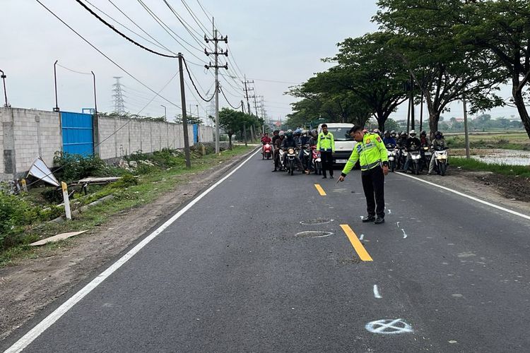 Polisi melakukan olah di lokasi kejadian kecelakaan lalu lintas di Jalan Raya Desa Banjarsari, Kecamatan Cerme, Gresik, Jawa Timur, Senin (4/12/2023).