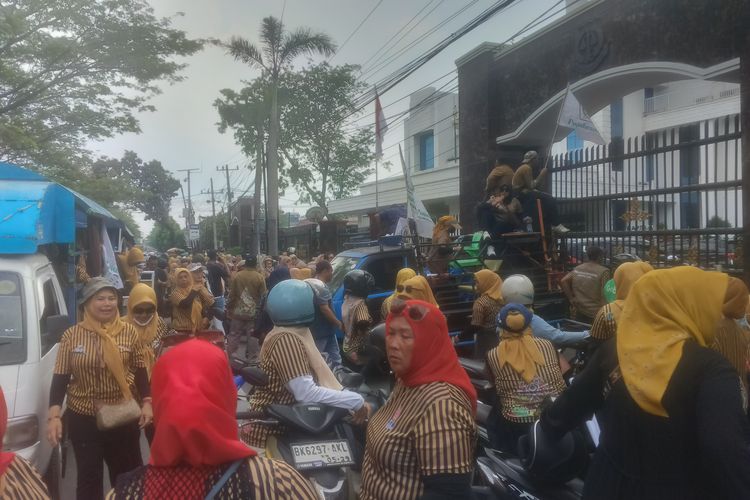 Dugaan Kriminalisasi Kasus Toni Aji Anggoro, Massa Pujakesuma Geruduk Kejati Sumut