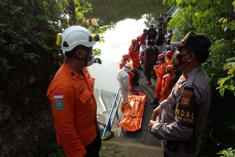 Basarnas Bali mengevakuasi seorang pelajar bernama Kadek Kumara (16) ditemukan tewas mengambang di Bendungan Kampus Udayana, Jimbaran, Kuta Selatan, Kabupaten Badung, Bali,  pada Senin (4/1/2021).