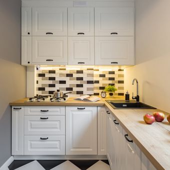 Ilustrasi kitchen set atau lemari dapur di dapur kecil.