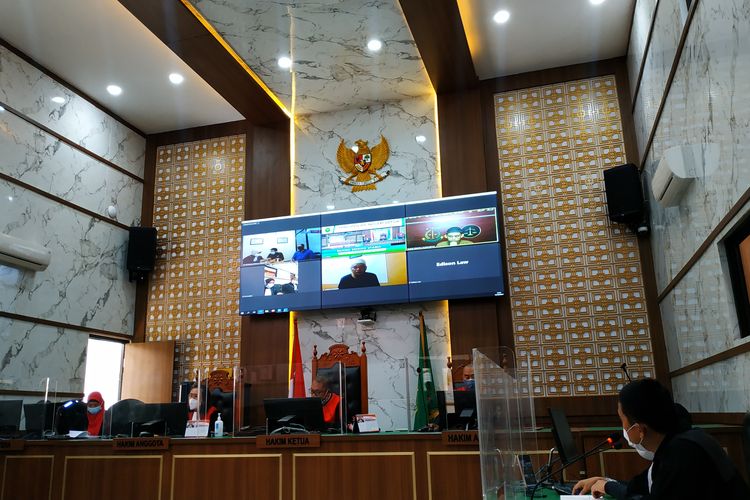 Terdakwa kasus rekayasa isu babi ngepet di Depok, AI, diminta hadir langsung ke Pengadilan Negeri Depok untuk mengikuti sidang perdana, Selasa (14/9/2021).