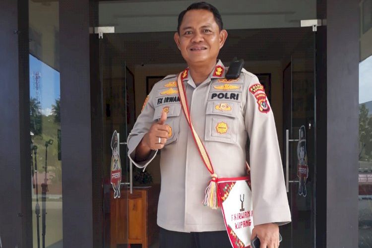 Kepala Kepolisian Resor Kupang Ajun Komisaris Besar Polisi (AKBP) FX Irwan Arianto, mengenakan tas motif tradisional