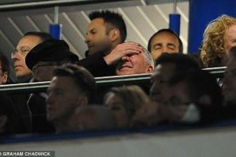 Salah satu ekspresi Alex Ferguson ketika menyaksikan pertandingan Premier League antara mantan timnya, Manchester United, dan Chelsea, di Stamford Bridge, Minggu (19/1/2014). Laga itu berakhir 3-1 untuk Chelsea.