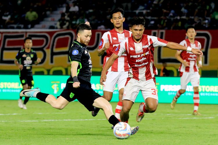 Pemain Persebaya Surabaya Robson Duarte dijaga pemain Persis Solo Faqih Maulana saat laga pekan ke-18 Liga 1 2023-2024 yang berakhir dengan skor 1-1 di Stadion Gelora Bung Tomo Surabaya, Jawa Timur, Rabu (13/12/2023) malam.