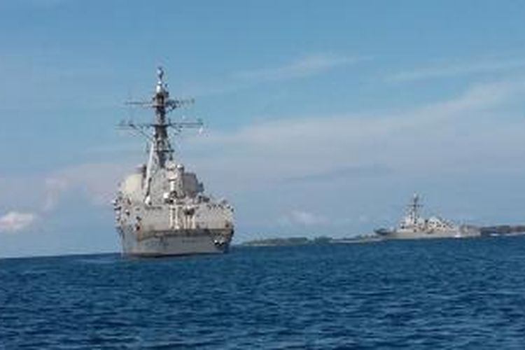 Dua kapal perang AL Amerika Serikat USS Sterett dan USS dewey saat berada di perairan Teluk Benoa, Bali, Jumat (1/4/2015).