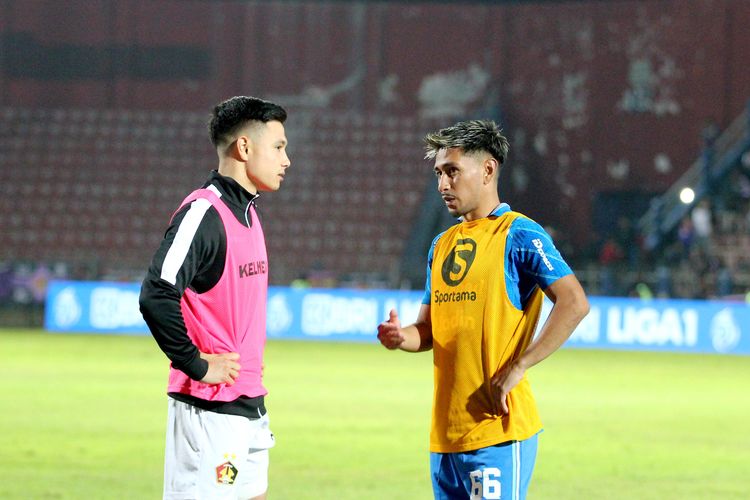 Sesama pemain asing, Persik Kediri Simen Lyngbo berdiskusi dengan pemain Persib Bandung Daisuke Sato berdiskusi seusai pertandingan pekan ke-5 Liga 1 2023-2024 yang berakhir dengan skor 1-2 di Stadion Brawijaya Kediri, Jumat (28/7/2023) malam.