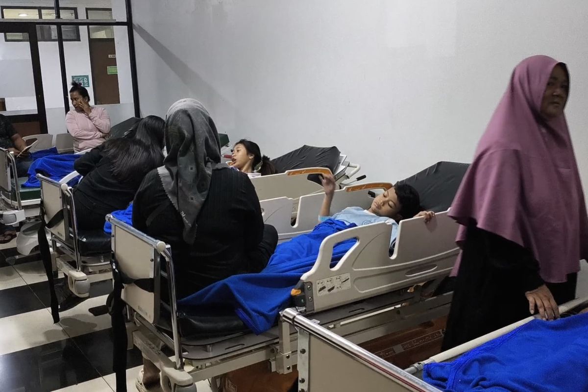 Situasi siswa yang diduga mengalami keracunan usai mengonsumsi MBG.