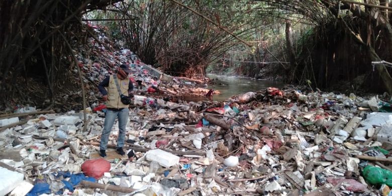 Tim patroli dari Komunitas Peduli Ciliwung bersama Satgas Naturalisasi Ciliwung saat berada di tumpukan sampah yang menggunung di aliran Kali Baru, Desa Cilebut Barat, Kecamatan Sukaraja, Kabupaten Bogor, Rabu (4/9/2019).