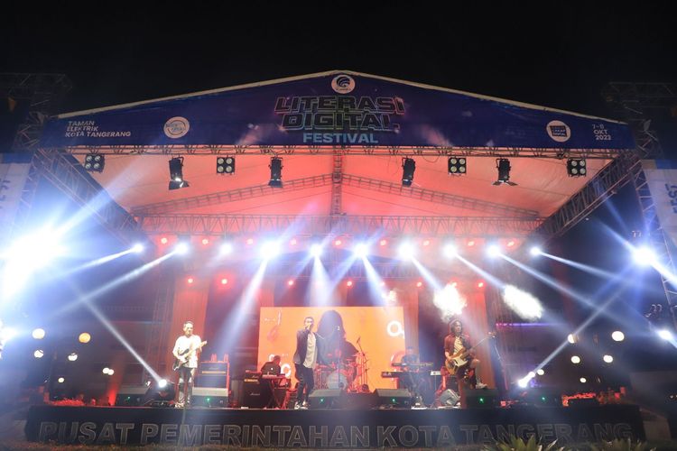 ADA Band saat tampil di event Literasi Digital Festival.

