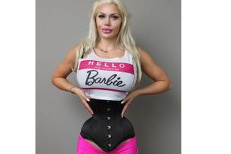Luar biasa usaha Pixee Fox dalam merealisasikan ambisinya memiliki tubuh bak boneka Barbie. Selain uang, Fox juga menjadikan nyawanya sebagai risiko. 