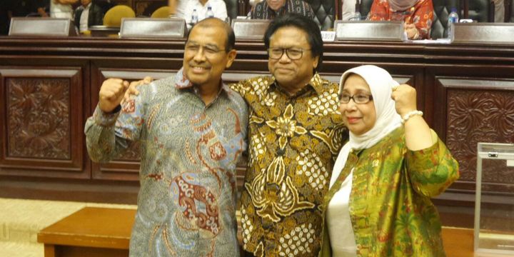 Ketua DPD RI terpilih Oesma  Sapta Odang (tengah) bersama Wakil Ketua DPD RI terpilih Nono Sampono dan Darmayanti Lubis seusai penetapan pimpinan baru DPD di Kompleks Parlemen, Senayan, Jakarta, Selasa (4/4/2017) dini hari.