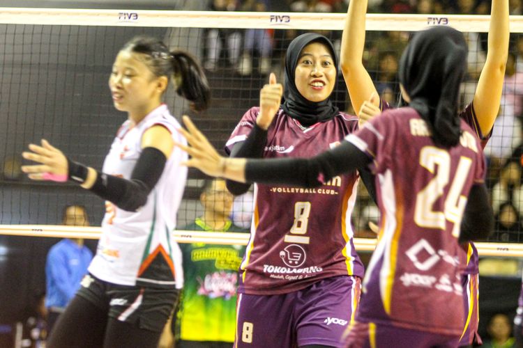 Pebola voli Surabaya Bank Jatim Megawati Hangestri Pertiwi (tengah) melakukan selebrasi bersama rekannya usai mencetak poin saat melawan Rajawali 02C pada pertandingan perebutan juara ketiga Livoli Divisi Utama di GOR Ki Mageti, Magetan, Jawa Timur, Sabtu (18/10/2025). Surabaya Bank Jatim berhasil menjadi juara ketiga setelah menang atas Rajawali 02C dengan skor 3-0 (25-20, 25-10, 26-24). ANTARA FOTO/Muhammad Mada/foc.