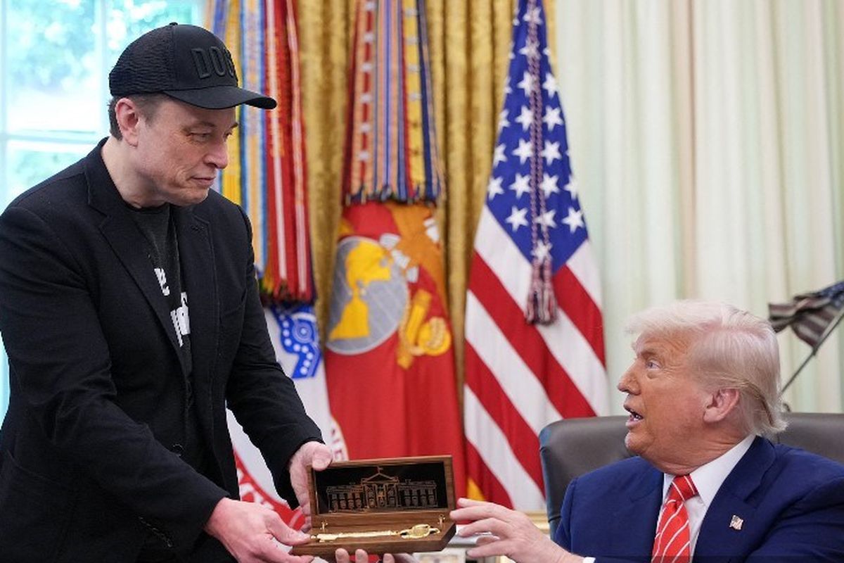 CEO Tesla Elon Musk menerima kunci dari Presiden AS Donald Trump di Ruang Oval Gedung Putih pada 30 Mei 2025 di Washington, DC. Musk, yang menjabat sebagai penasihat Trump dan memimpin Departemen Efisiensi Pemerintah, mengumumkan bahwa ia akan meninggalkan perannya dalam pemerintahan Trump untuk kembali fokus pada bisnisnya.