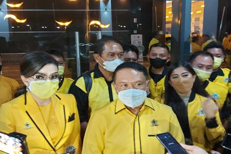 Ketua Badan Pemenangan Pemilu (Bapilu) DPP Partai Golkar Zainudin Amali didampingi Ketua Komisi I DPR Meutya Hafid dan Ketua DPD I Golkar Sulut Christiany Eugenia Paruntu, saat diwawancara usai konsolidasi partai, di Hotel GKIC Manado, Senin (22/11/2021) malam.