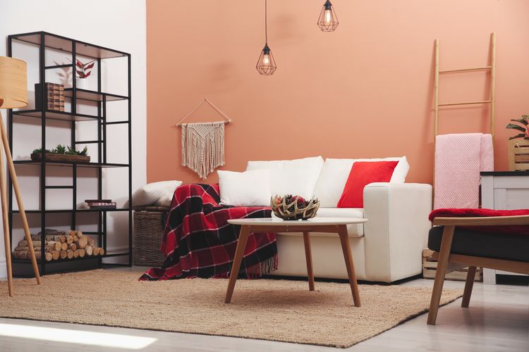 Ilustrasi ruang keluarga dengan warna coral.