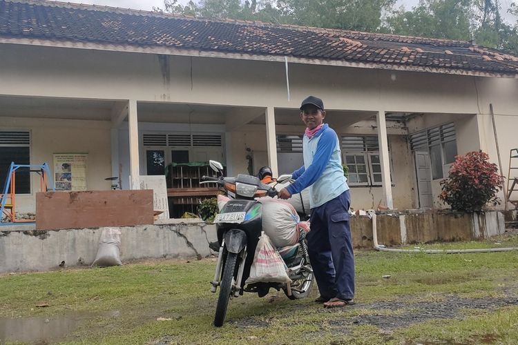 Ribuan kelelawar pergi terbang dari dalam sebuah bangunan di komplek Kantor Kalurahan Banyuroto, Kapanewon Nanggulan, Kabupaten Kulon Progo, Daerah Istimewa Yogyakarta. Pemadam dikerahkan untuk mengusir ribuan kelelawar itu. Sejumlah petani memanfaatkan kotoran kelelawar untuk pupuk.