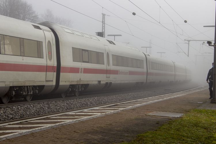 Kereta cepat ICE berhenti di stasiun Seubersdorf, selatan Jerman, Sabtu (6/11/2021). Terjadi serangan pisau di kereta jurusan Regensburg dan Nuremberg ini yang melukai beberapa orang. Seorang tersangka pria telah ditahan.