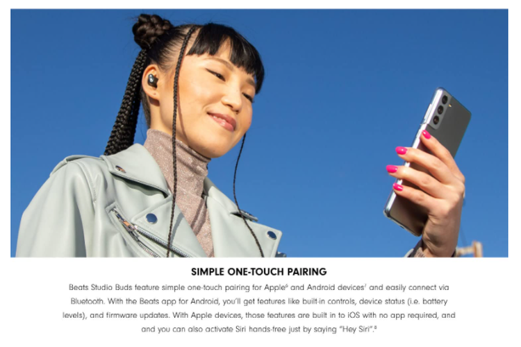 Tampilan materi promosi TWS Studio Buds dari Apple, yang menggunakan ponsel Samsung Galaxy S21 sebagai properti.