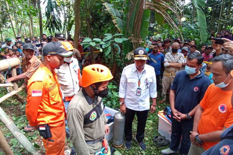 Tim SAR gabungan mengevakuasi lansia yang tenggelam di sumur Desa Langgongsari, Kecamatan Cilongok, Kabupaten Banyumas, Jawa Tengah, Jumat (22/7/2022).