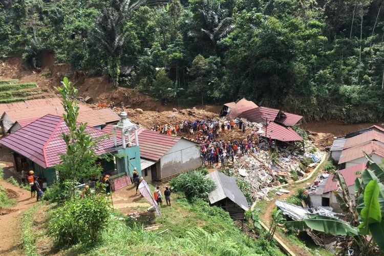 Sejumlah petugas gabungan mengevakuasi korban jiwa di rumah-rumah yang rusak akibat banjir dan longsor di dua kecamatan di Kabupaten Bogor, Jawa Barat, pada Sabtu (25/6/2022).