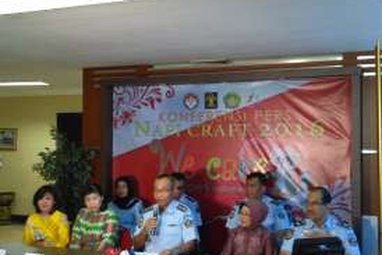 Direktur Jenderal Pemasyarakatan I Wayan Dusak memberikan keterangan kepada media tentang Napi Craft, Jakarta, Senin (7/11/2016)