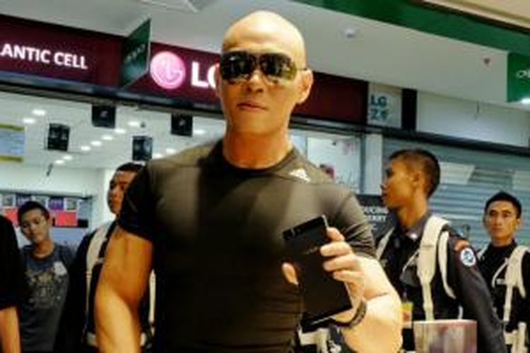 Mentalist Deddy Corbuzier menunjukkan smartphone Oppo R5 yang digunakannya