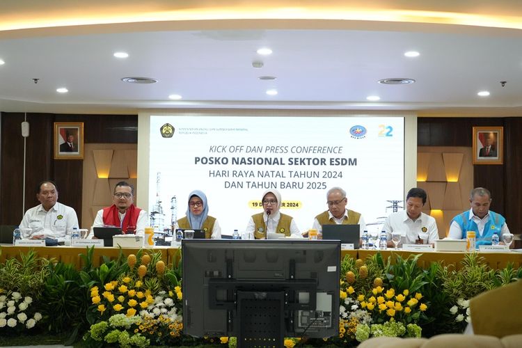 Kepala Badan Pengatur Hilir Minyak dan Gas Bumi (BPH Migas) Erika Retnowati (tengah) dalam Konferensi Pers Pembukaan Posko Nasional Sektor ESDM Nataru 2024/2025 di Kantor BPH Migas, Jakarta, Kamis (19/12/2024).