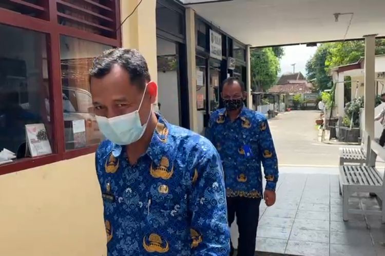 DIPERIKSA—Sekretaris DPRD Kabupaten Madiun, Yudi Hartono masuk ke ruangan Unit Tipikor Satreskrim Polres Madiun untuk diperiksa dalam kasus dugaa korupsi dana tunjangan perumahan DPRD Kabupaten Madiun tahun anggaran 2021 senilai Rp 8 milyaran, Selasa (29/11/2022). 