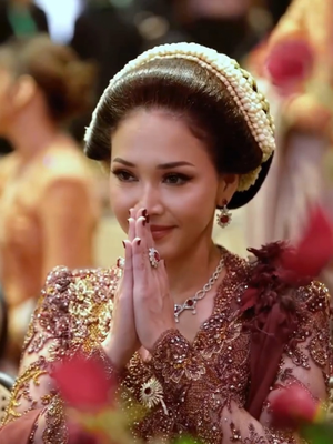 6 detail gaya Maia Estianty saat akad El Rumi, dari kebaya maroon, sanggul klasik, hingga perhiasan merah yang elegan dan serasi.
