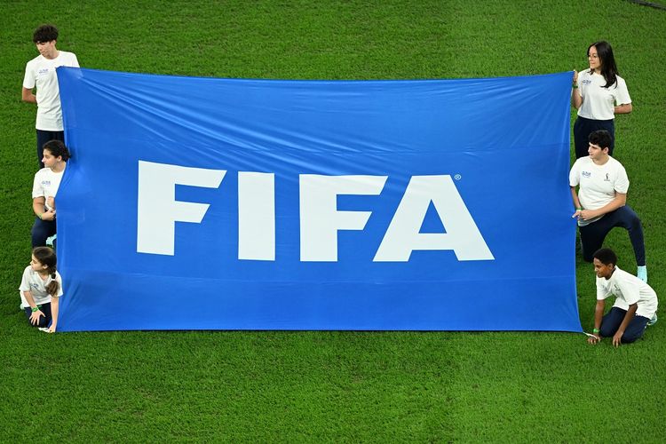 Volunter memegang bendera FIFA sebelum kickoff perempat final Piala Dunia 2022 antara Kroasia dan Brasil di Education City Stadium, Doha, Qatar, pada 9 Desember 2022. Terkini, FIFA akan menggelar drawing Piala Dunia U20 2023 di Zurich, Swiss, pada Jumat (21/4/2023) malam WIB.