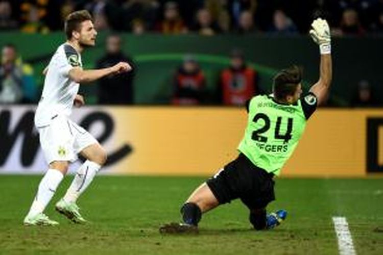 Striker Borussia Dortmund, Ciro Immobile, saat melepaskan tendangan yang berujung gol ke gawang Dynamo Dresden, pada perdelapan final DFB Pokal, di Glucksgas Stadion, Selasa (3/3/2015). 