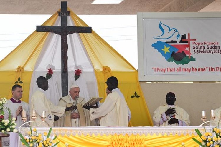 Paus Fransiskus (ketiga dari kiri) memimpin misa suci di Mausoleum John Garang di Juba, Sudan Selatan, pada Minggu (5/2/2023). Paus Fransiskus mengakhiri ziarahnya ke Sudan Selatan dengan misa terbuka pada 5 Februari 2023 setelah mendesak para pemimpinnya untuk fokus membawa perdamaian ke negara rapuh yang tercabik-cabik oleh kekerasan dan kemiskinan.
Perjalanan tiga hari tersebut merupakan kunjungan pertama kepausan ke negara yang sebagian besar beragama Kristen itu sejak mencapai kemerdekaan dari Sudan pada 2011 dan terjun ke dalam perang saudara yang menewaskan hampir 400.000 orang. 