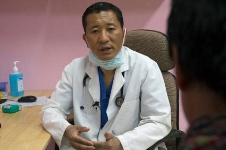 Inilah Lotay Tshering. Perdana Menteri Bhutan yang juga merupakan seorang dokter.