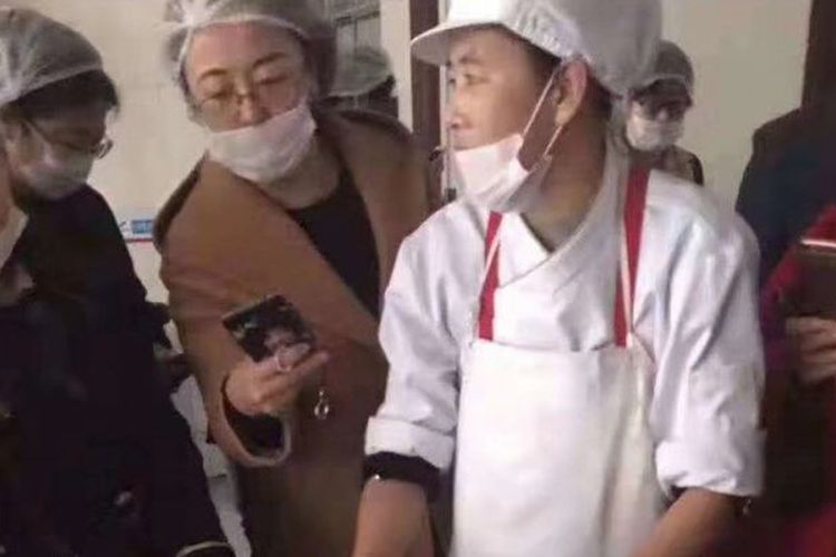 Dalam potongan video memperlihatkan orangtua murid sebuah sekolah di China mengerumuni staf kantin setelah orangtua murid menemukan dugaan minyak kotor dipakai untuk memasak makanan bagi anak-anak mereka.