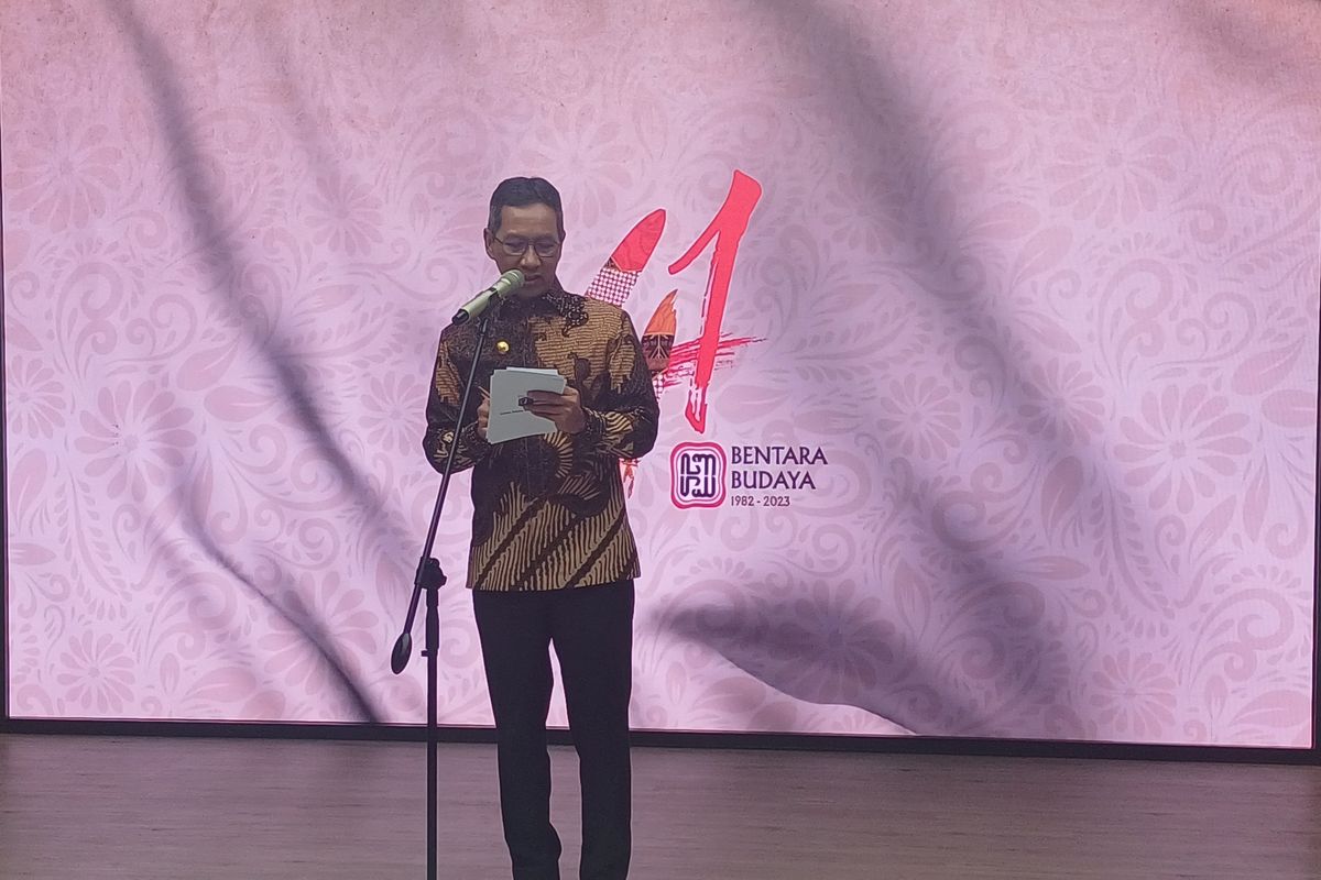 Pj Gubernur DKI Jakarta Heru Budi Hartono saat meresmikan Bentara Budaya Art Gallery di Lantai 8 Menara Kompas, Selasa (26/9/2023).